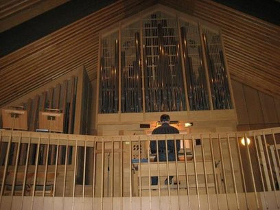 Kirkens orgel er bygget af Marcussen & Søn i 1982. Det har 21 stemmer, to manualer og pedal.