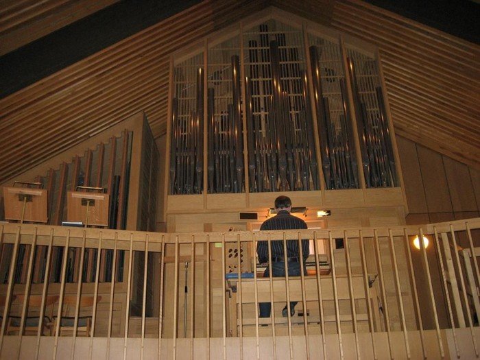 Kirkens orgel er bygget af Marcussen & Søn i 1982. Det har 21 stemmer, to manualer og pedal.